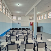 foto de uma sala de aula com cadeiras