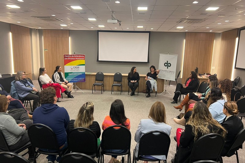 Imagem aberta da roda de conversa no auditório da Defensoria, na rua Múcio Teixeira.