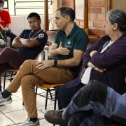 Dirigente do Núcleo de Defesa Ambiental em conversa com comunidade indígena e ambientalistas