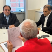 O defensor público dirigente do NUDAM, João Carmona Paz, reuniu-se com o deputado Dr. Thiago e moradores do loteamento em Viamão