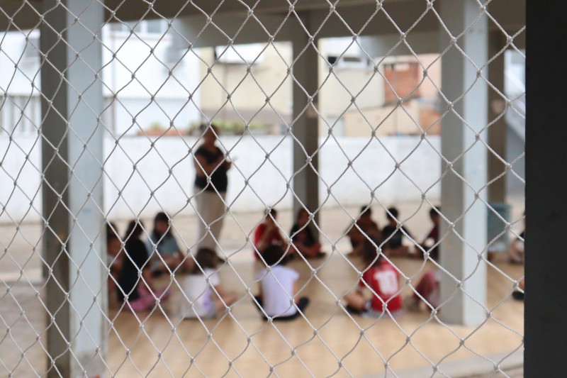 Alunos se reúnem, em roda, com a professora, durante atividade