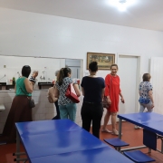 Cantina e refeitório da EEEF Leopolda Barnewitz, ao fundo, a deputada estadual Sofia Cavedon e a defensora pública, Paula Simões