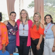 6 mulheres, todas uma do lado das outras, posam para foto. 
