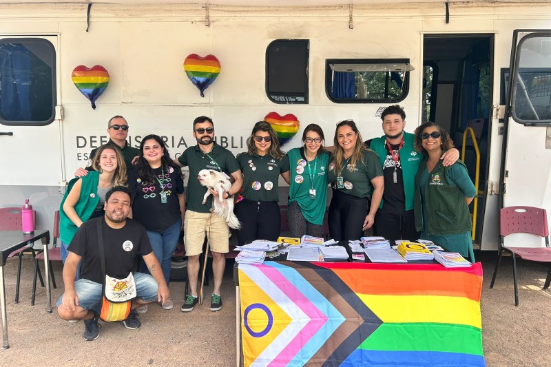 Defensores em frente a unidade movel, vê-se a bandeira LGBT