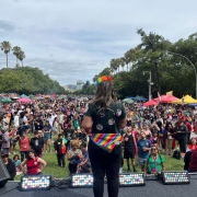 Defensora conversa com o público, no palco da Parada livre