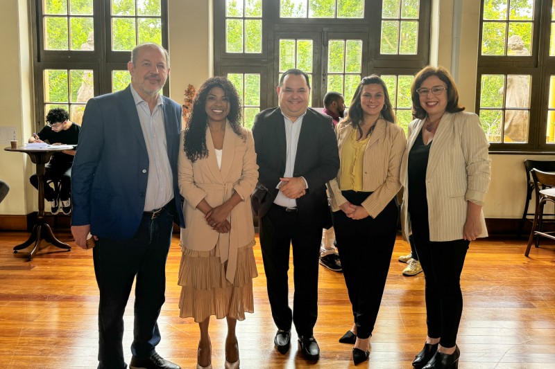 Organizadores do evento no hall do centro cultural da universidade federal do RS