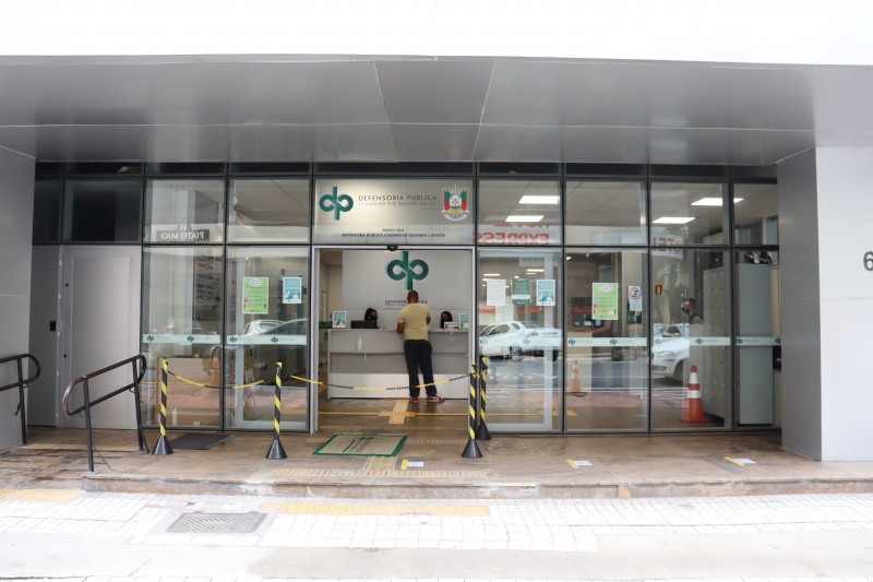 Entrada do prédio-sede da Defensoria, em Porto Alegre.