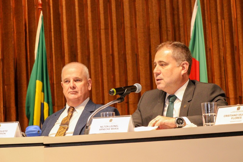 foto o defensor público geral falando na mesa de abertura e ao lado dele o membro do conselho,Paulo Augusto Oliveira Irion