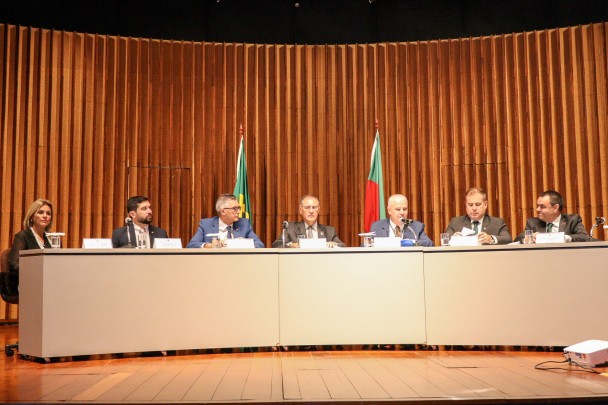 mesa de abertura composta por 6 homens e uma mulher