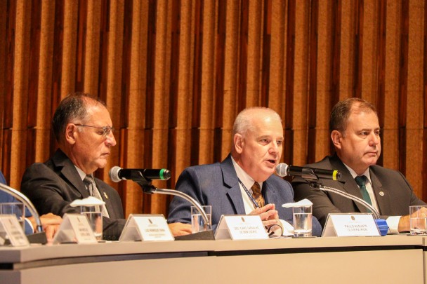 membro do CNPCP, Paulo Augusto Oliveira Irion, falando para os demais. ao seu lado, o defensor público geral e um desembargador