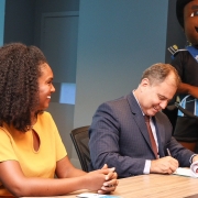 Assinatura ocorreu nesta quinta-feira (27), na Arena do Gr&ecirc;mio. 