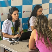 Na foto, mulher realiza atendimento à uma assistida.