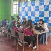 Na foto, defensoras oferecem atendimento aos assistidos.
