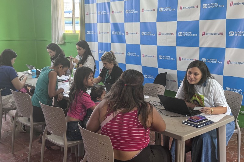 Na foto, defensoras prestam atendimento aos assistidos.