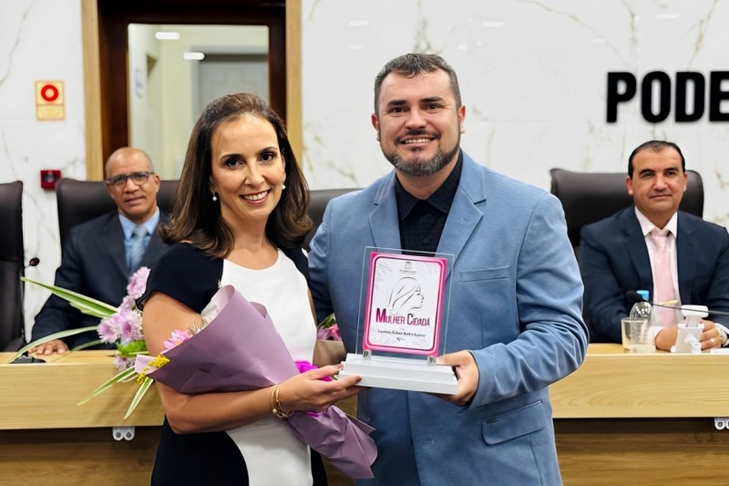A defensora Luciana Zuheir Badra Guerra recebendo o Troféu Mulher Cidadã.
