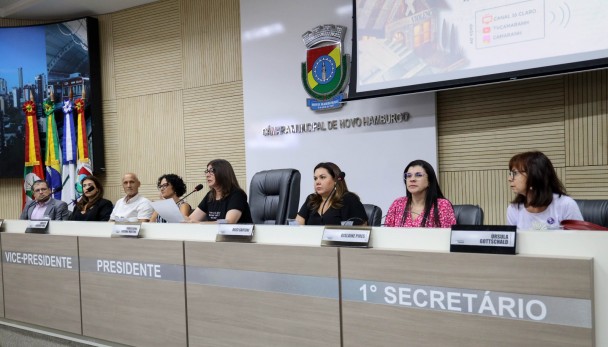 Autoridades, vereadores e membros da sociedade civil debatem na CMNH.