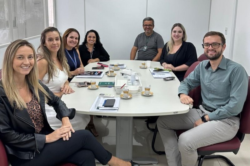 Defensores públicos e servidores municipais reunidos em Gravataí.