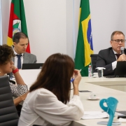 Nilton Leonel Arnecke Maria fala durante encontro.
