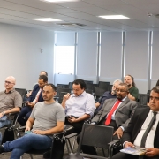defensores, servidores e entidades da sociedade civil acompanham a reunião.