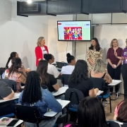 A capacitação é voltada para mulheres de áreas atingidas pela enchente em Porto Alegre.