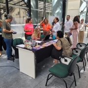 Na foto, as defensoras prestam atendimento.