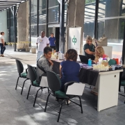 Na foto, as defensoras prestam atendimento.