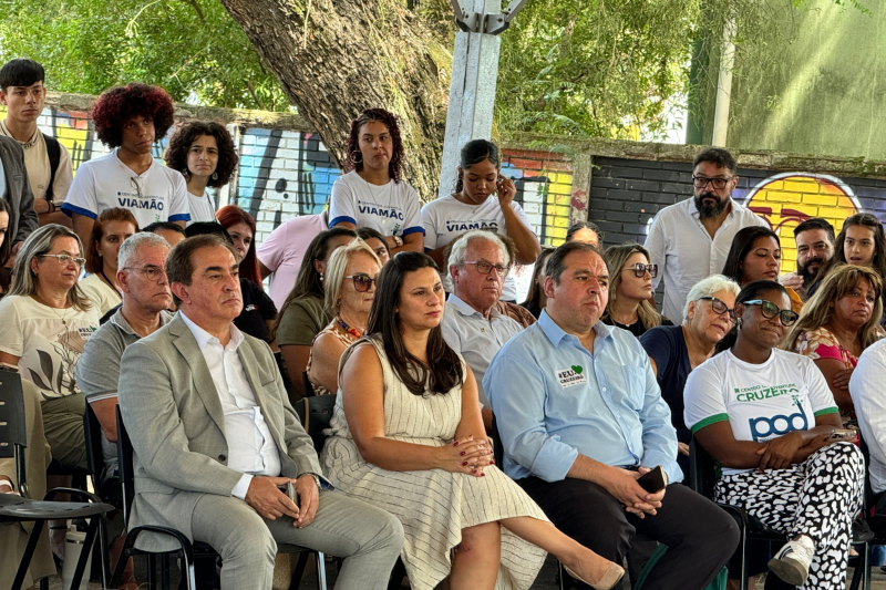 A defensora Paula Simões assiste ao evento de inauguração.