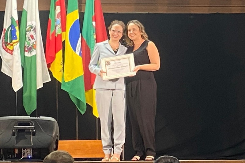 A solenidade é dedicada ao reconhecimento de mulheres que contribuem significativamente para o desenvolvimento da comunidade.