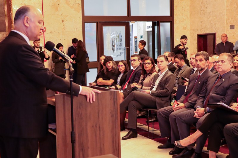 foto do presidente da assembleia, pepe vargas, falando para o público de autoridades