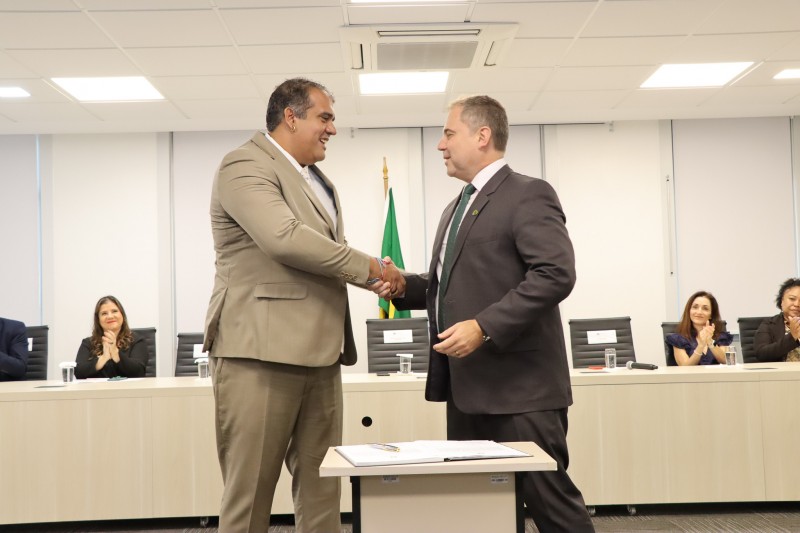 foto do defensor geral cumprimentando o ouvidor recém empossado