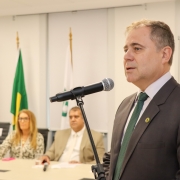 foto do defensor geral discursando e ao fundo a mesa de autoridades