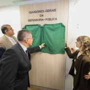 foto da galeria de ex ouvidores sendo descerrada pelos antigos ouvidores