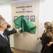 foto da galeria de ex ouvidores sendo descerrada pelos antigos ouvidores