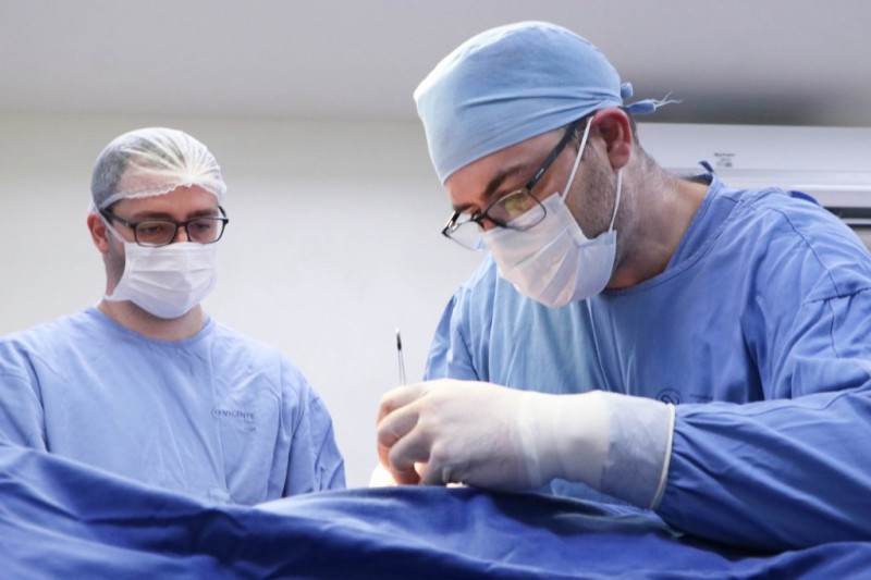 Médicos realizando procedimento