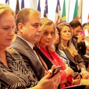 foto da primeira fila do público, com o defensor público-geral focado e o restante das pessoas desfocado