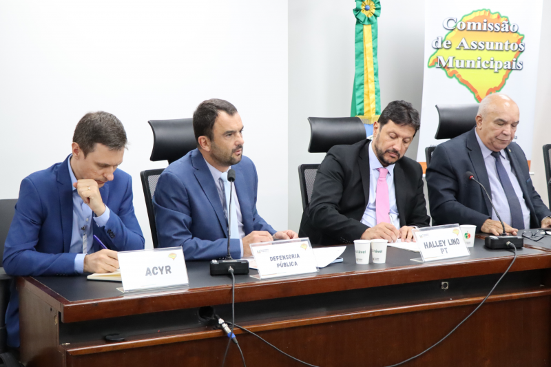 Na foto, o defensor público-assessor de Gabinete, Rodolfo Lorea Malhão argumenta sobre o projeto.