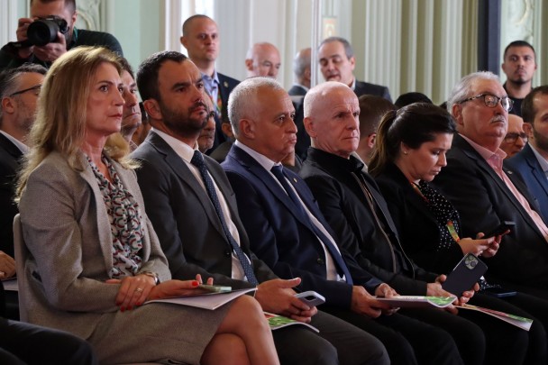 Na foto, o defensor público-assessor de Gabinete, Rodolfo Malhão, acompanha a apresentação do Plano.
