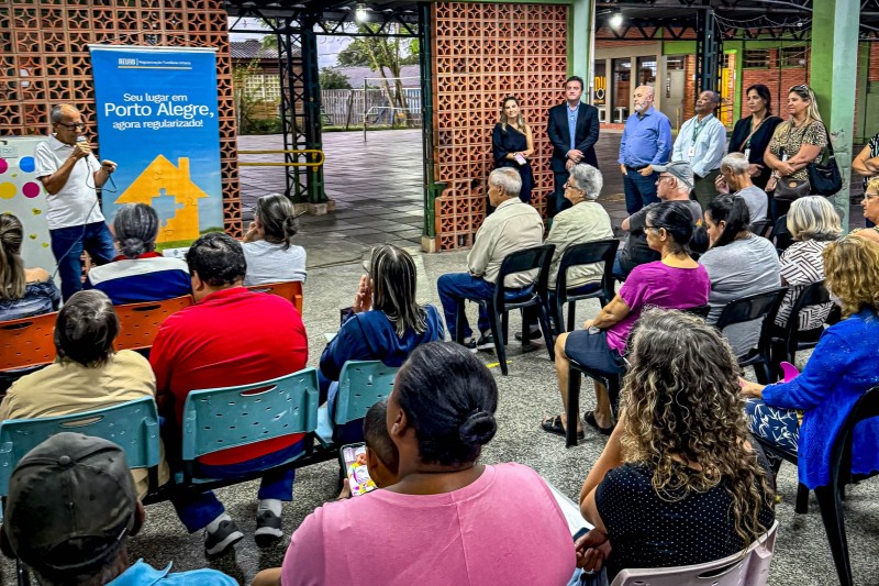 Na foto, vemos o defensor Renato participando do evento de entrega.