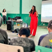 foto da defensora falando e os alunos de costas