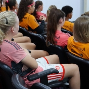 A palestra destacou as diferentes formas de assédio e violência contra a mulher.