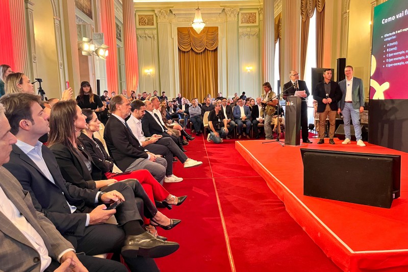 Na foto, a subdefensora pública-geral, Aline Corrêa Lovatto, prestigia o lançamento do programa.