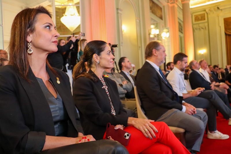Na foto, a subdefensora pública-geral, Aline Corrêa Lovatto, aparece sentada durante o lançamento do programa.