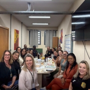 Na foto, a defensora pública Cíntia Luzzatto participa de reunião.