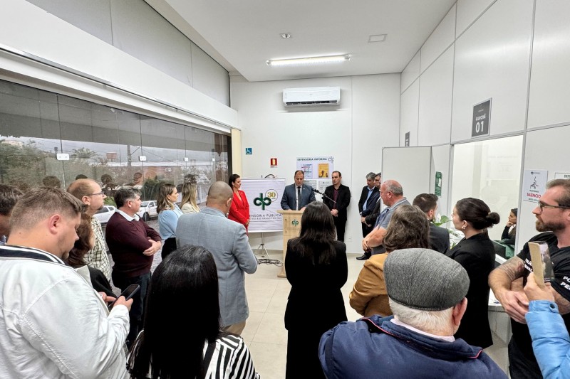 Defensores públicos e autoridades reunidos na inauguração da sede da Defensoria Pública em Nova Prata