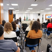 Público reunido assistindo a uma palestra no auditório da Defensoria Pública