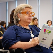Mulher lendo o Estatuto da Criança e do Adolescente.