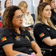 Público reunido assistindo a uma palestra.