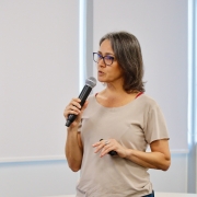 Assistente social palestrando na DPE.