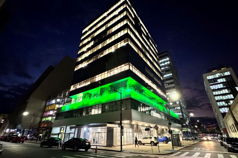 Iluminação em cor verde será mantida até o dia 31 de maio.