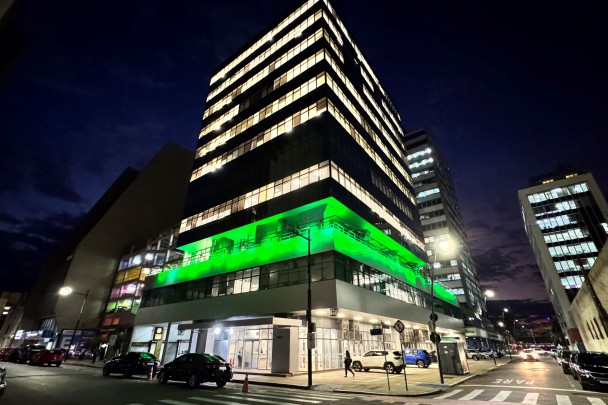 Iluminação em cor verde será mantida até o dia 31 de maio. 